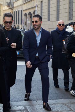 MILAN, İtalya - 15 Ocak 2024: Miguel Angel Silvestre Giorgio Armani defilesinden önce, Milan Moda Haftası tarzı