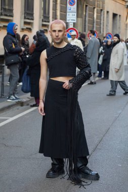 MILAN, İtalya - 15 Ocak 2024: Giorgio Armani defilesinden önce siyah atlet ve etekli adam, Milan Moda Haftası tarzı