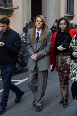 MILAN, İtalya - 15 Ocak 2024: Anna Dello Russo Giorgio Armani defilesinden önce, Milan Moda Haftası tarzı
