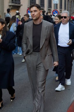 MILAN, İtalya - 15 Ocak 2024: Giorgio Armani defilesinden önce Ed Skrein, Milan Moda Haftası tarzı