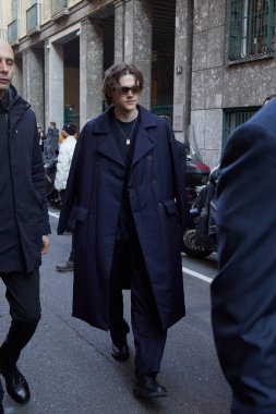 MILAN, İtalya - 15 Ocak 2024: Christopher Briney Giorgio Armani defilesinden önce, Milan Moda Haftası tarzı
