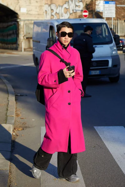 Milan Italy January 2024 Pria Dengan Mantel Merah Muda Dan — Stok Foto