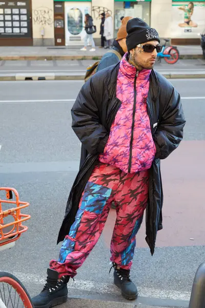 意大利 2024年1月13日 在米兰时装周街头时装秀之前 穿着粉色和紫色宽松夹克 裤子和黑色外套的男人 — 图库照片