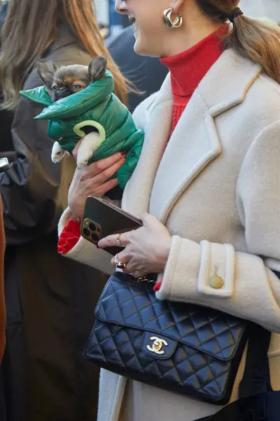 意大利 2024年1月13日 在米兰时装周街头时装秀之前 身穿黑色皮制香奈儿包和日本下巴狗并穿着绿色宽松夹克的女人 — 图库照片