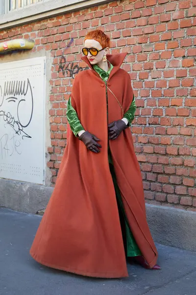Milán Italia Enero 2024 Mujer Con Camisa Pantalones Terciopelo Verde — Foto de Stock