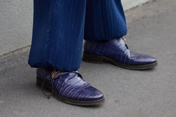 Milão Itália Janeiro 2024 Homem Com Padrão Crocodilo Azul Sapatos — Fotografia de Stock