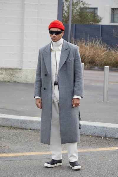 Milão Itália Janeiro 2024 Homem Com Casaco Cinza Calças Brancas — Fotografia de Stock