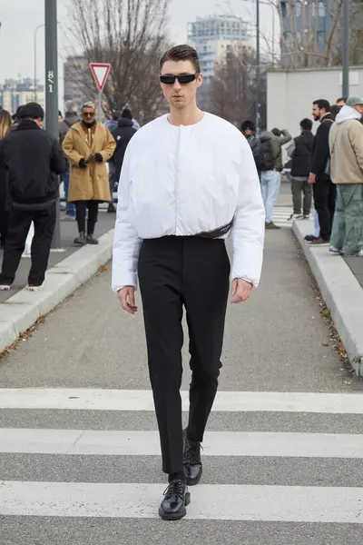 Milão Itália Janeiro 2024 Homem Com Jaqueta Prada Branca Antes — Fotografia de Stock