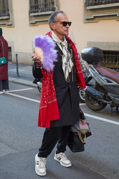 MILAN, ITALY - 15 HAZİRAN 2024: Beyaz tüylü hayran, kırmızı eşarp ve güneş gözlüklü adam Giorgio Armani defilesi, Milan Moda Haftası tarzı