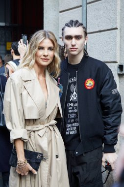 MILAN, İtalya - 21 Şubat 2024: Martina Kolombari Iceberg moda defilesinden önce, Milan Moda Haftası tarzı