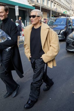MILAN, İtalya - 21 Şubat 2024: Brian Boy Onitsuka Tiger defilesinden önce, Milan Moda Haftası tarzı