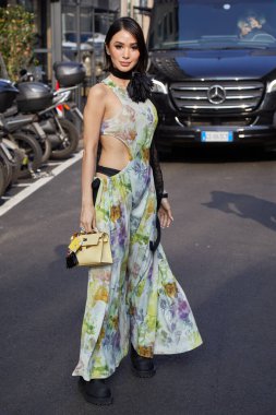 MILAN, İtalya - 21 Şubat 2024: Onitsuka Tiger defilesinden önce Heart Evangelista, Milan Moda Haftası