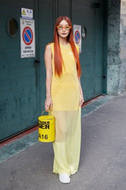 MILAN, İtalya - 21 Şubat 2024: Juwei Yeoh Onitsuka Tiger defilesinden önce, Milan Moda Haftası tarzı