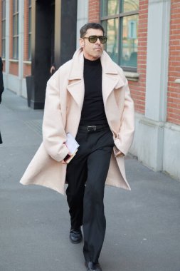 MILAN, İTALYA - 21 Şubat 2024: Fendi defilesinden önce Alex Badia, Milan Moda Haftası tarzı