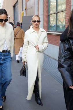 MILAN, İtalya - 21 Şubat 2024 Fendi moda defilesinden önce beyaz Fendi koyun derisi ceketli kadın, Milan Moda Haftası Styl