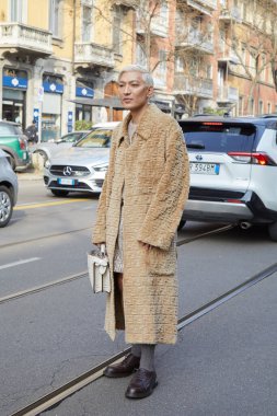 MILAN, İtalya - 21 Şubat 2024: Fendi moda şovundan önce Bryan Boy, Milan Moda Haftası tarzı