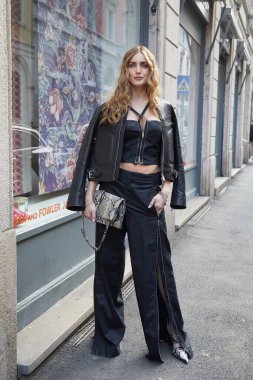 MILAN, İtalya - 21 Şubat 2024: Iceberg moda defilesinden önce siyah deri ceketli ve pantolonlu kadın, Milano Moda Haftası Styl