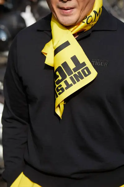 Milán Italia Febrero 2024 Hombre Con Bufanda Amarilla Polo Negro —  Fotos de Stock