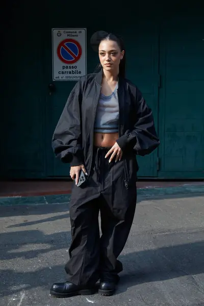 Milan Italy February 2024 Perempuan Dengan Jaket Dan Celana Pembom — Stok Foto