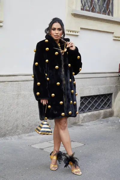 Milan Italy February 2024 Woman Black Fur Coat Golden Spheres — Stock Photo, Image