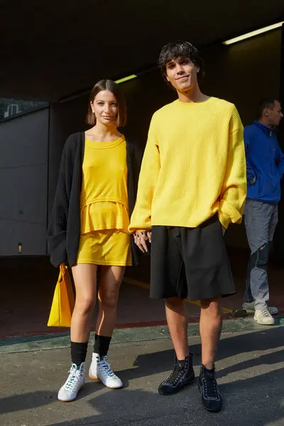 Milan Włochy Luty 2024 Kobieta Mężczyzna Żółtej Koszuli Przed Pokazem Obrazy Stockowe bez tantiem
