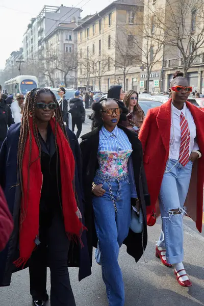 Milán Italia Febrero 2024 Mujeres Con Abrigo Negro Bufanda Roja Imágenes De Stock Sin Royalties Gratis