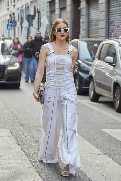 Milán Italia Febrero 2024 Mujer Con Camiseta Blanca Pantalones Antes Imagen De Stock