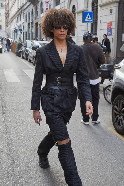 Mailand Italien Februar 2024 Mann Mit Nadelstreifenjacke Hose Und Schwarzem Stockbild