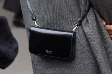 MILAN, İtalya - 22 Şubat 2024: Max Mara moda defilesinden önce siyah deri çantalı ve gri ceketli kadın, Milan Moda Haftası tarzı