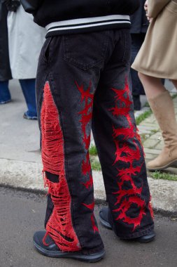 MILAN, İTALYA - 22 Şubat 2024: Kırmızı işlemeli siyah kot pantolon ve ipli adam Max Mara moda defilesinden önce, Milan Moda Haftası tarzı