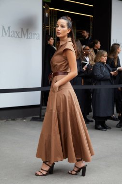 MİLAN, İtalya - 22 Şubat 2024: Julia Hussein Max Mara moda defilesinden önce, Milan Moda Haftası tarzı