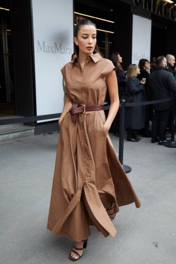MİLAN, İtalya - 22 Şubat 2024: Julia Hussein Max Mara moda defilesinden önce, Milan Moda Haftası tarzı