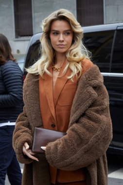 MİLAN, İtalya - 22 Şubat 2024: Millane Friesen Max Mara moda defilesinden önce, Milan Moda Haftası tarzı