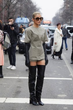 MİLAN, İTALYA 22 Şubat 2024: Caroline Daur Max Mara moda defilesinden önce, Milan Moda Haftası tarzı