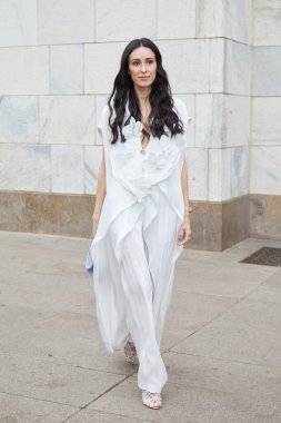 MİLAN, İTALYA 22 Şubat 2024: Elvira Jain Genny moda defilesinden önce, Milan Moda Haftası tarzı