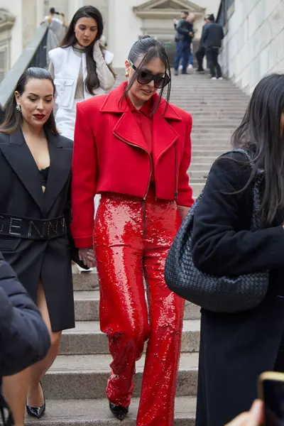 ミラン Italy February 2024 ジェニーファッションショー ミラノファッションウィークストリートスタイルの前に赤いジャケットとシンクのズボンを持つ女性 — ストック写真