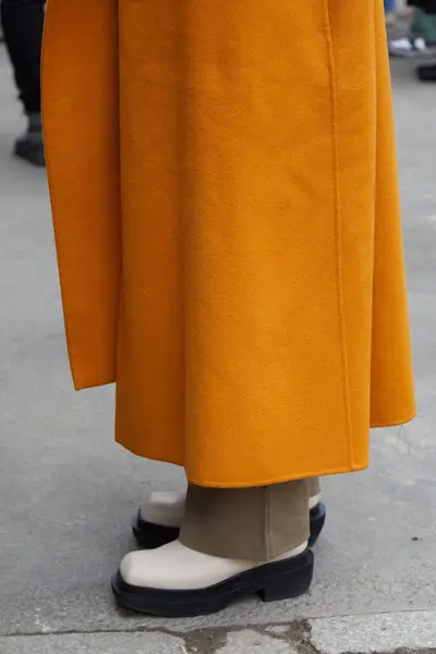 Milano Italia Febbraio 2024 Uomo Con Cappotto Arancione Scarpe Bianche Fotografia Stock
