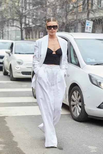 Milán Italia Febrero 2024 Mujer Con Chaqueta Blanca Pantalones Top Fotos De Stock