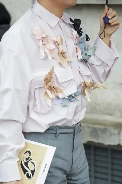 Milano Italia Febbraio 2024 Uomo Con Camicia Rosa Pantaloni Grigi Foto Stock Royalty Free