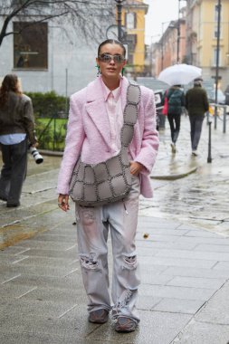 MİLAN, İtalya - 23 Şubat 2024: Blumarine moda defilesinden önce kadın pembe ceketi, gömlek ve yırtık kot pantolon, Milan Moda Haftası tarzı