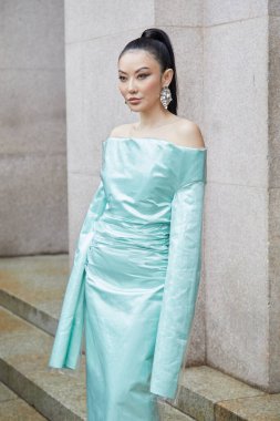 MİLAN, İTALYA 23 Şubat 2024: Sportmax moda defilesinden önce Jessica Wang, Milan Moda Haftası tarzı