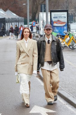 MILAN, İtalya - 23 Şubat 2024: Alice Barbier, Sportmax defilesinden önce Sebastien Roques, Milan Moda Haftası tarzı