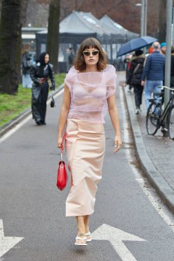 MILAN, İtalya - 23 Şubat 2024: Lea Naumann Sportmax defilesinden önce, Milan Moda Haftası tarzı