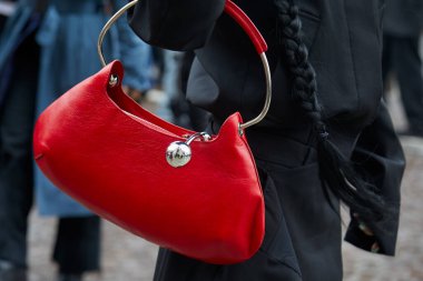 MILAN, İTALYA 23 Şubat 2024: Kırmızı deri çantalı ve siyah elbiseli kadın Sportmax defilesinden önce, Milan Moda Haftası tarzı