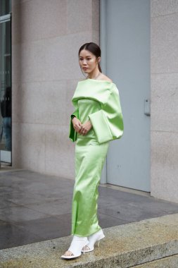 MİLAN, İTALYA 23 Şubat 2024: Jenny Tsang Sportmax defilesinden önce, Milan Moda Haftası tarzı