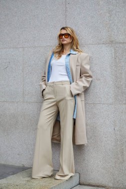 MILAN, İtalya - 23 Şubat 2024: Sportmax defilesinden önce Chloe Lecareux, Milan Moda Haftası tarzı