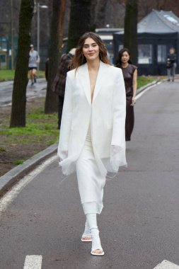 MILAN, ITALY - 23 Şubat 2024: Stefanie Giesinger Sportmax defilesinden önce, Milan Moda Haftası tarzı