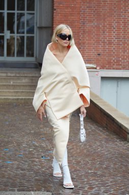 MILAN, İtalya - 23 Şubat 2024: Violet Grace Atkinson, Sportmax defilesinden önce soluk pembe elbiseli, Milan Moda Haftası tarzı