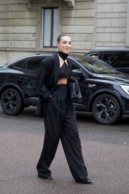 MILAN, İtalya - 23 Şubat 2024: Ginevra Mavilla Lorenzo Serafini moda defilesi, Milan Moda Haftası tarzı