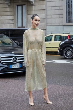 MILAN, İtalya - 23 Şubat 2024: Lorenzo Serafini moda defilesi Paola Di Benedetto